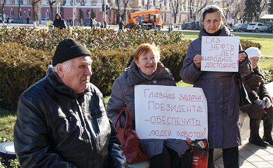 Участники акции против отмены льгот на проезд в общественном транспорте у здания администрации Краснодарского края. 16 января 2016 года