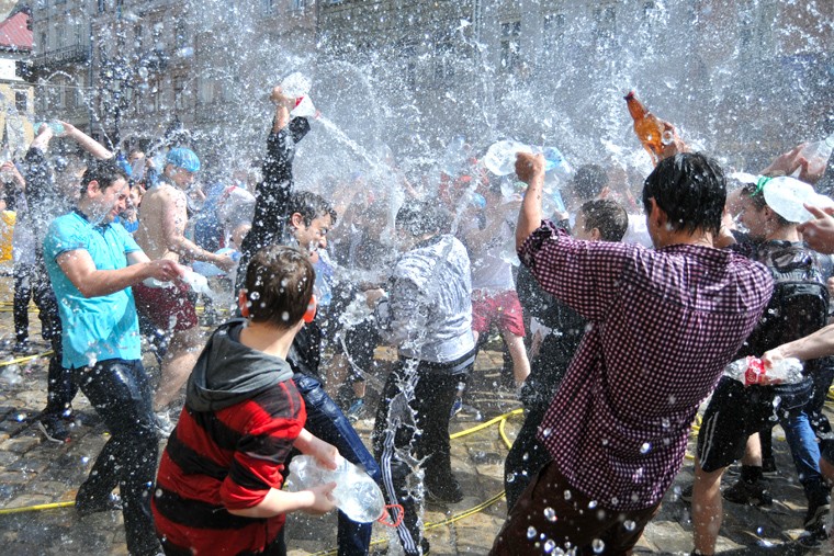 Львов - Жители города обливают друг друга водой в Чистый Понедельник – первый день после Пасхи, согласно православной традиции.