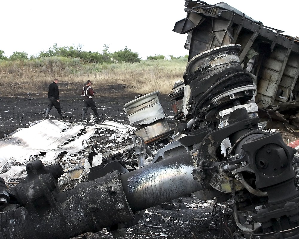 На месте падения пассажирского самолета Boeing 777 Malaysia Airlines