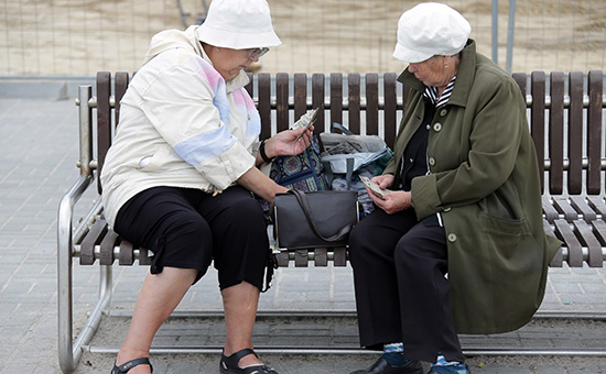 Пожилые женщины за игрой в карты


