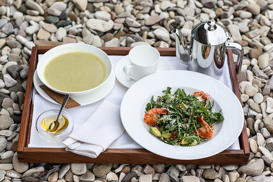 Суп-пюре из брокколи на овощном бульоне, салат руккола с тигровыми креветками, авокадо и кедровыми орехами