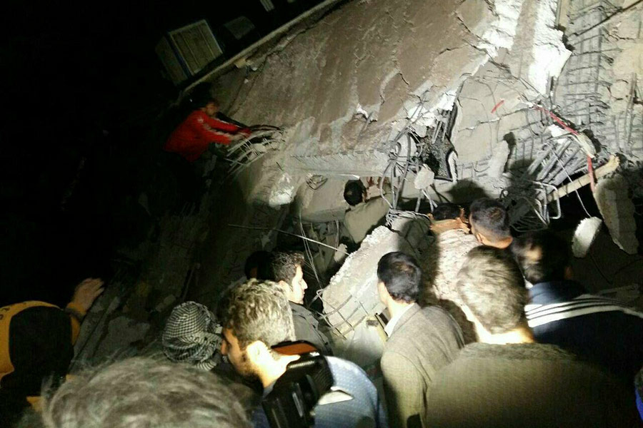 Подземные толчки привели к разрушениям домов и зданий. В результате землетрясения в западных районах Ирана люди лишились электричества.
