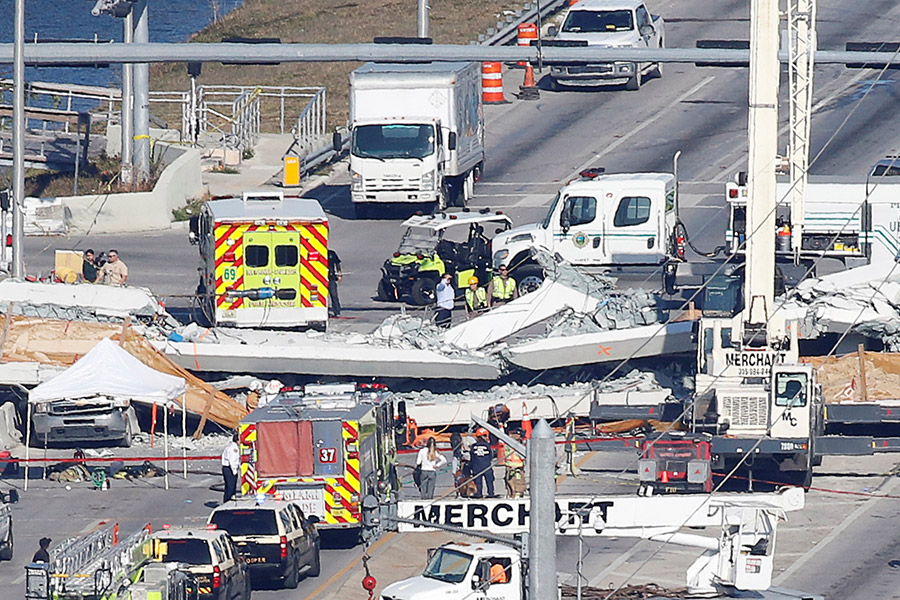 Еще до того, как спасатели прибыли на место происшествия, помощь пострадавшим пытались оказать очевидцы. The Miami Herald пишет, что женщина по имени Катарина Кольясо чудом не получила никаких ранений, хотя ее машина была раздавлена обломками моста.