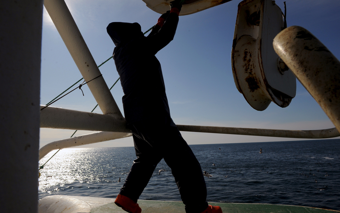 Рыболовное судно потеряло ход в Охотском море