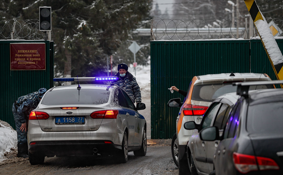 Автомобиль полиции у въезда на территорию Центра временного содержания мигрантов в деревне Сахарово