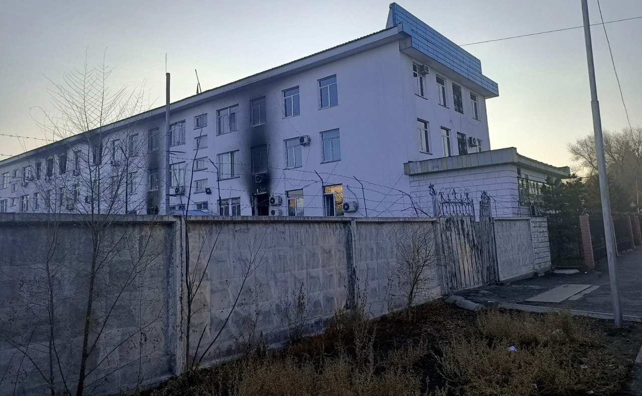 Сгоревшее здание городской полиции города Талдыкоргана