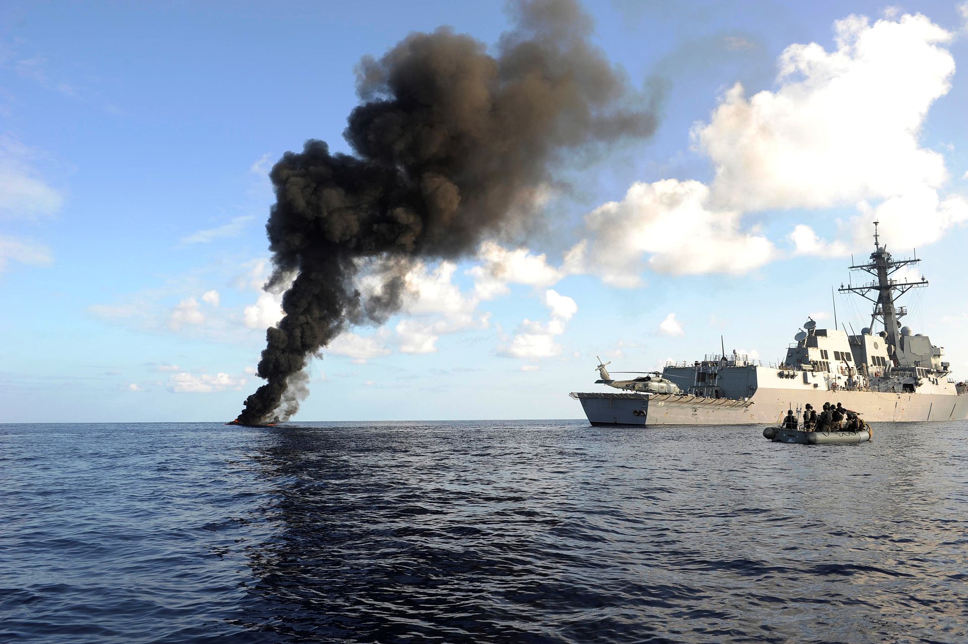 Корабль НАТО и уничтоженное пиратское судно