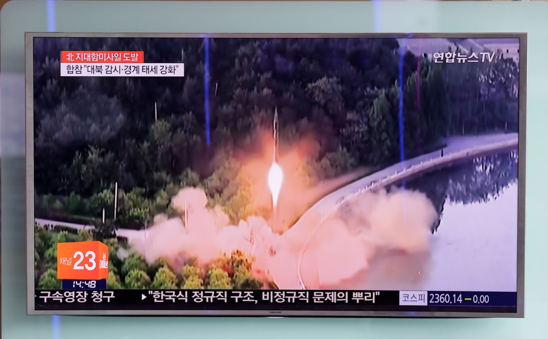 Люди в Южной Корее смотрят на тестовый запуск ракет КНДР, июнь 2017