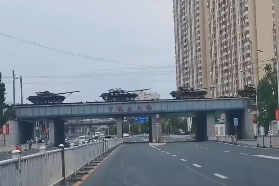 На фото: колонна танков в провинции Фуцзянь на юго-востоке КНР