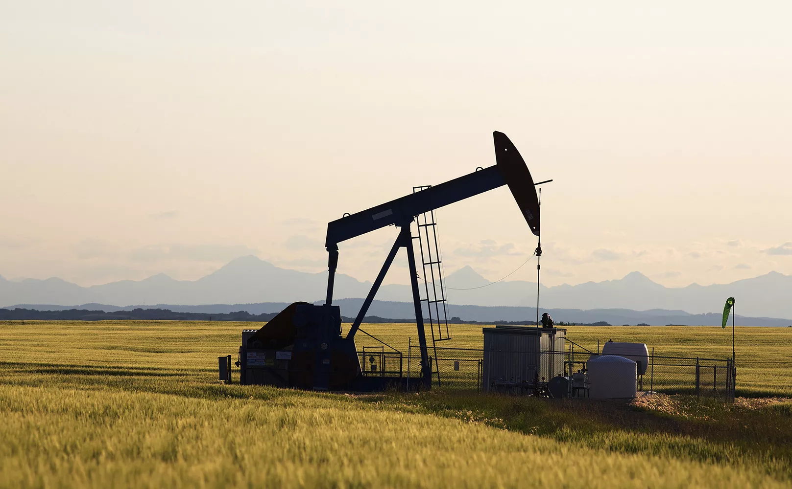 ОПЕК+ согласилась сократить добычу нефти на 100 тыс. баррелей в сутки