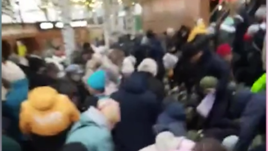 Толкотня на раздаче бесплатных арбузов в Ижевске. Видео