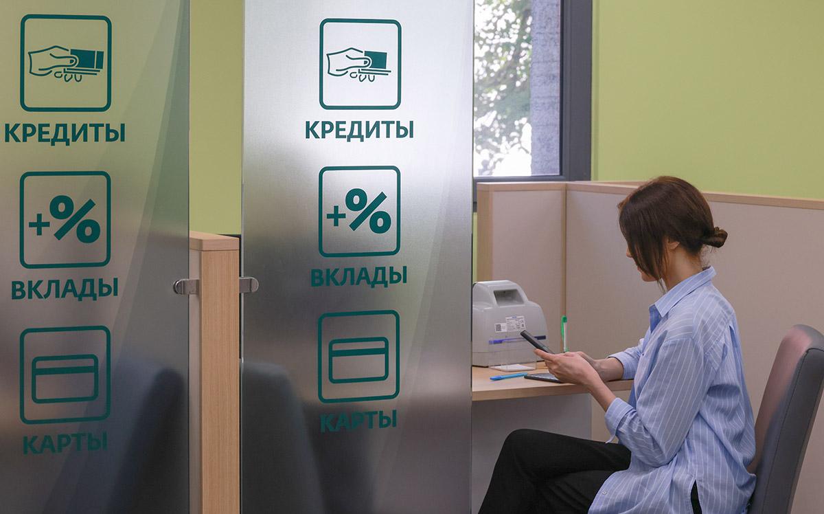 Выдачи потребкредитов в августе впервые превысили 700 млрд руб.
