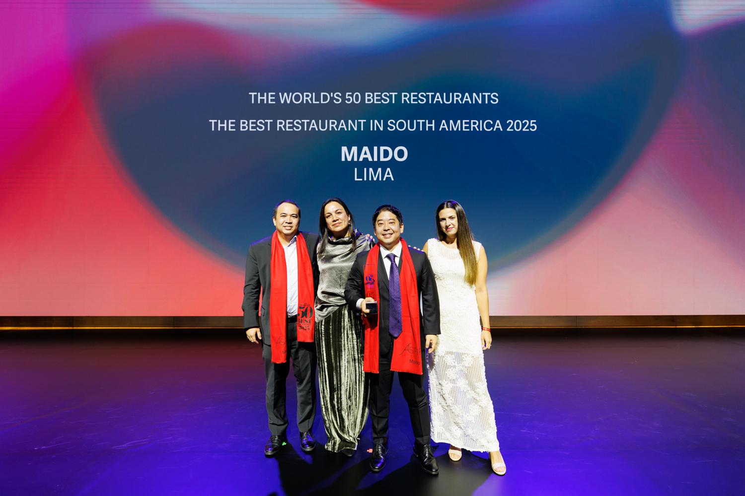 Команда ресторана Maido на церемонии The World’s 50 Best Restaurants 2025. Второй справа — шеф-повар Мицухару Цумура. «Наша идея — демократизировать роскошь», — сказал он на церемонии.