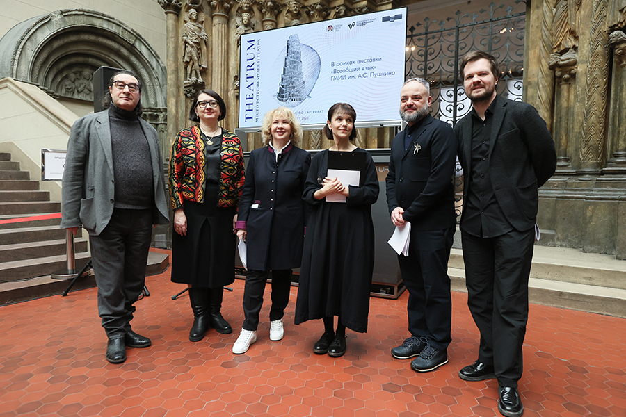 В копилке премий Юхананова &laquo;Золотая маска&raquo; за спектакли &laquo;Октавия. Трепанация&raquo; и &laquo;Пиноккио&raquo;, Московская арт-премия за оперу &laquo;Октавия. Трепанация&raquo; и фильм &laquo;Безумный ангел Пиноккио&raquo;  (на фото во время вручения, 2024 год), премия Москвы и другие, в 2018 году он стал почетным деятелем искусств города Москвы.