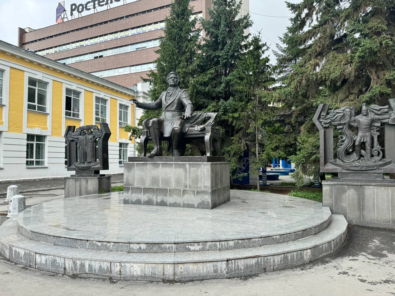 Памятник композитору Михаилу Глинке у Новосибирской консерватории