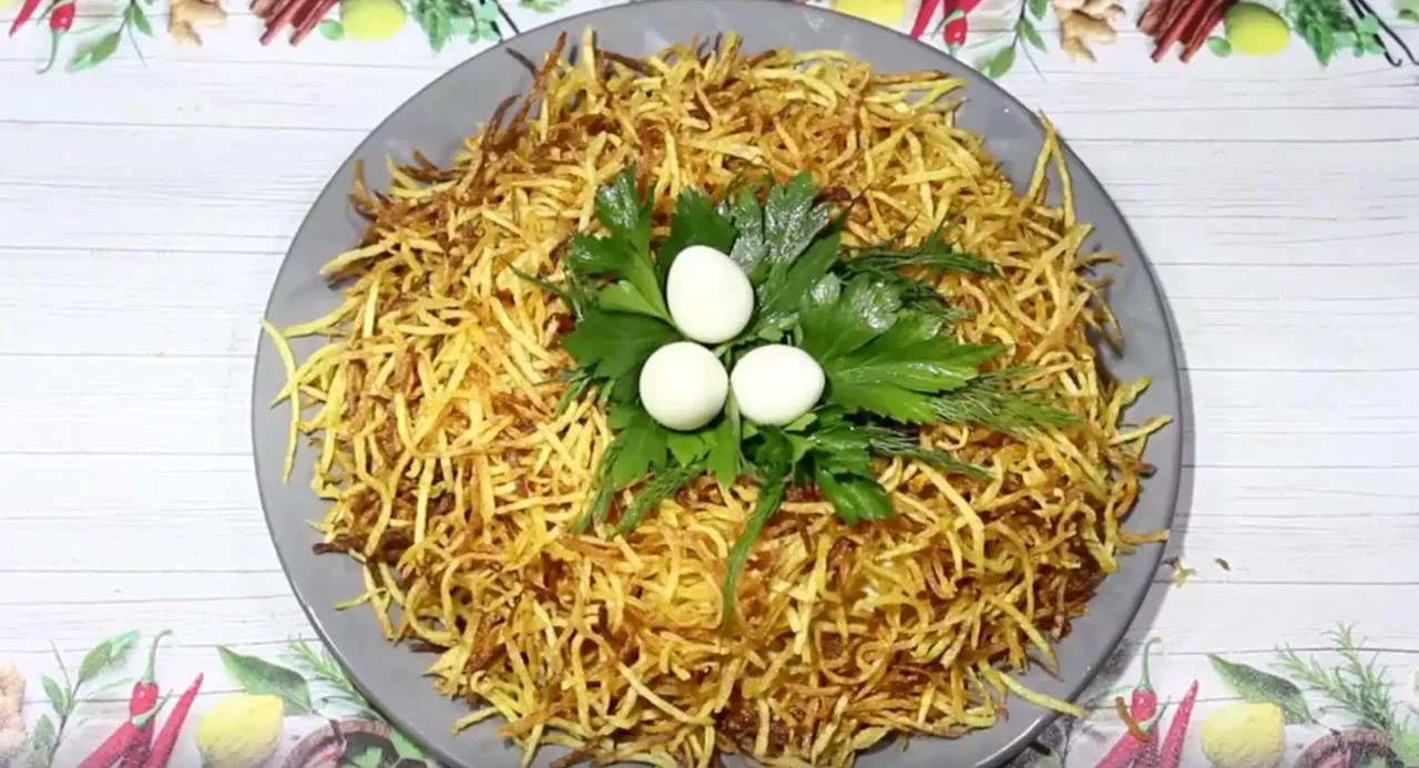 Положите в «гнездо» перепелиные яйца