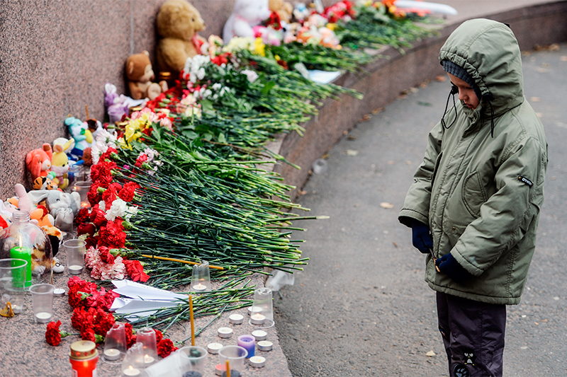 Мальчик у стен Новгородского кремля в Великом Новгороде, где местные жители возлагают цветы в память о жертвах авиакатастрофы