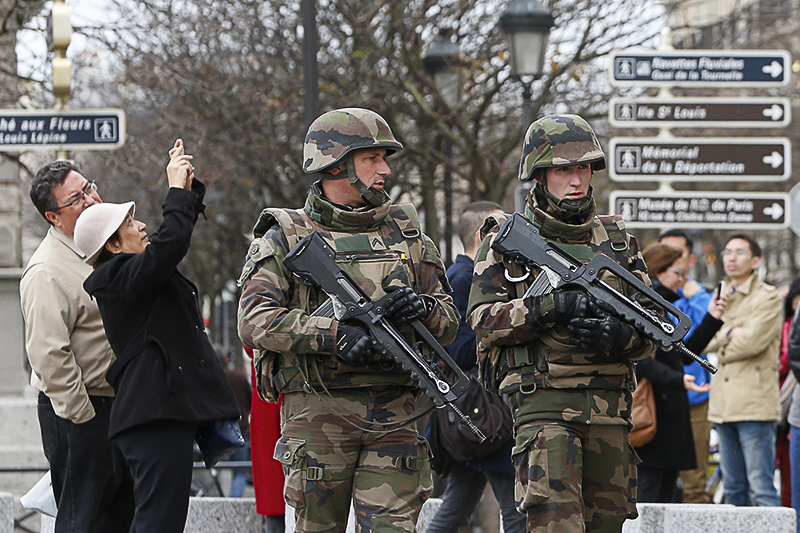 Военный патруль возле Собора Парижской Богоматери


