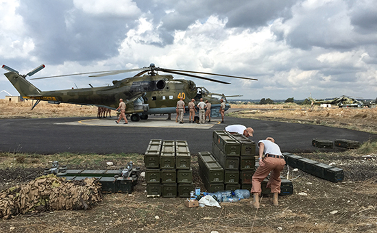 Технический персонал у российского ударного вертолета МИ-24 на&nbsp;аэродроме Хмеймим в&nbsp;Сирии