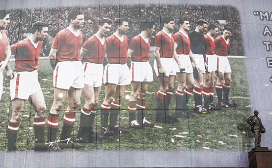 Памятник (справа внизу) тренеру футбольного клуба &laquo;Манчестер Юнайтед&raquo; Мэтту Басби, пережившему авиакатастрофу 1958 года
