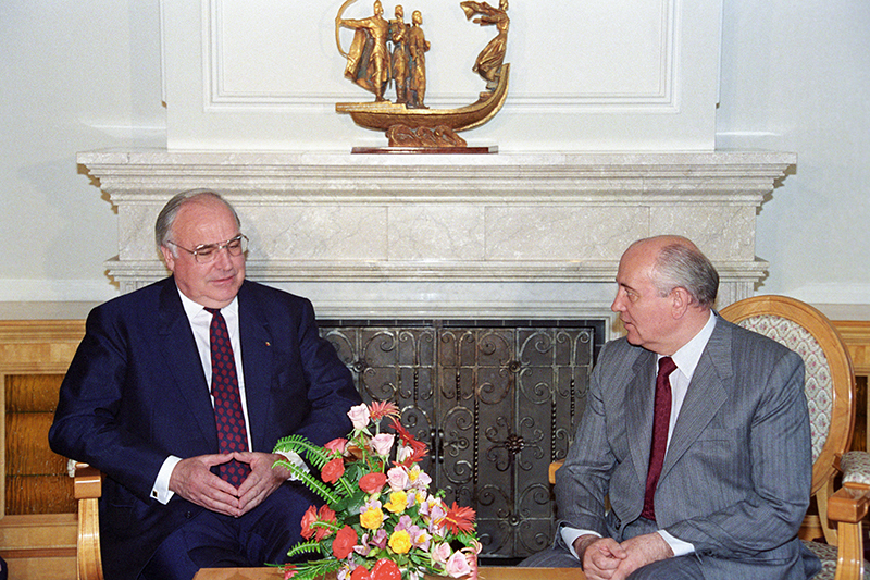 Федеральный канцлер ФРГ&nbsp;Гельмут Коль и президент СССР Михаил Горбачев. 1991 год




