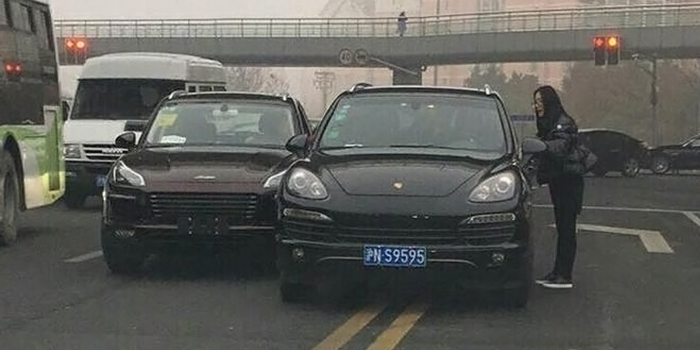 В Шанхае китайская копия Porsche Macan протаранила настоящий Cayenne