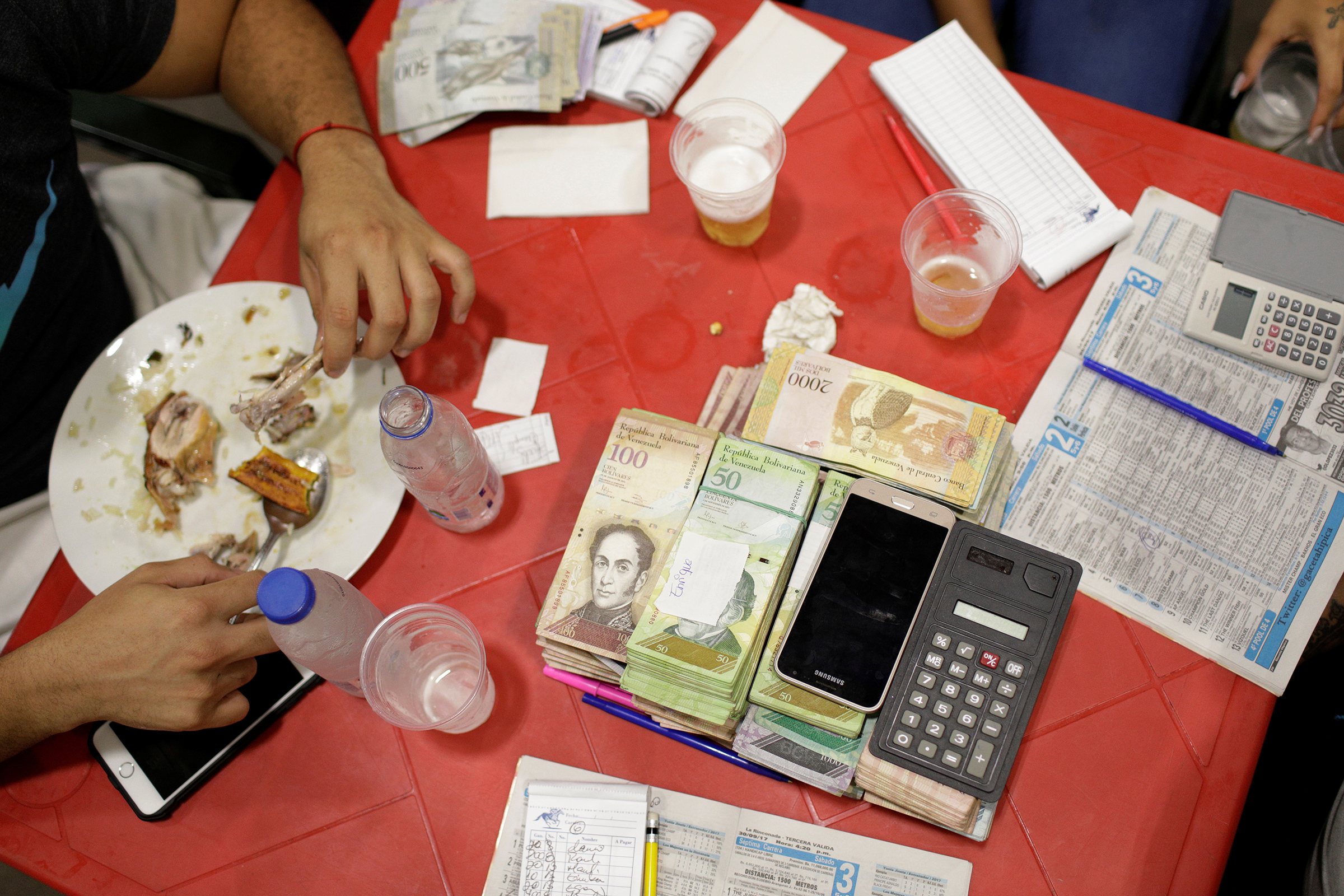 В Венесуэле все меньше наличных денег. Власти не успевают печатать достаточное количество наличных из-за стремительной инфляции. Многие бары, магазины, киоски переходят на электронные транзакции.