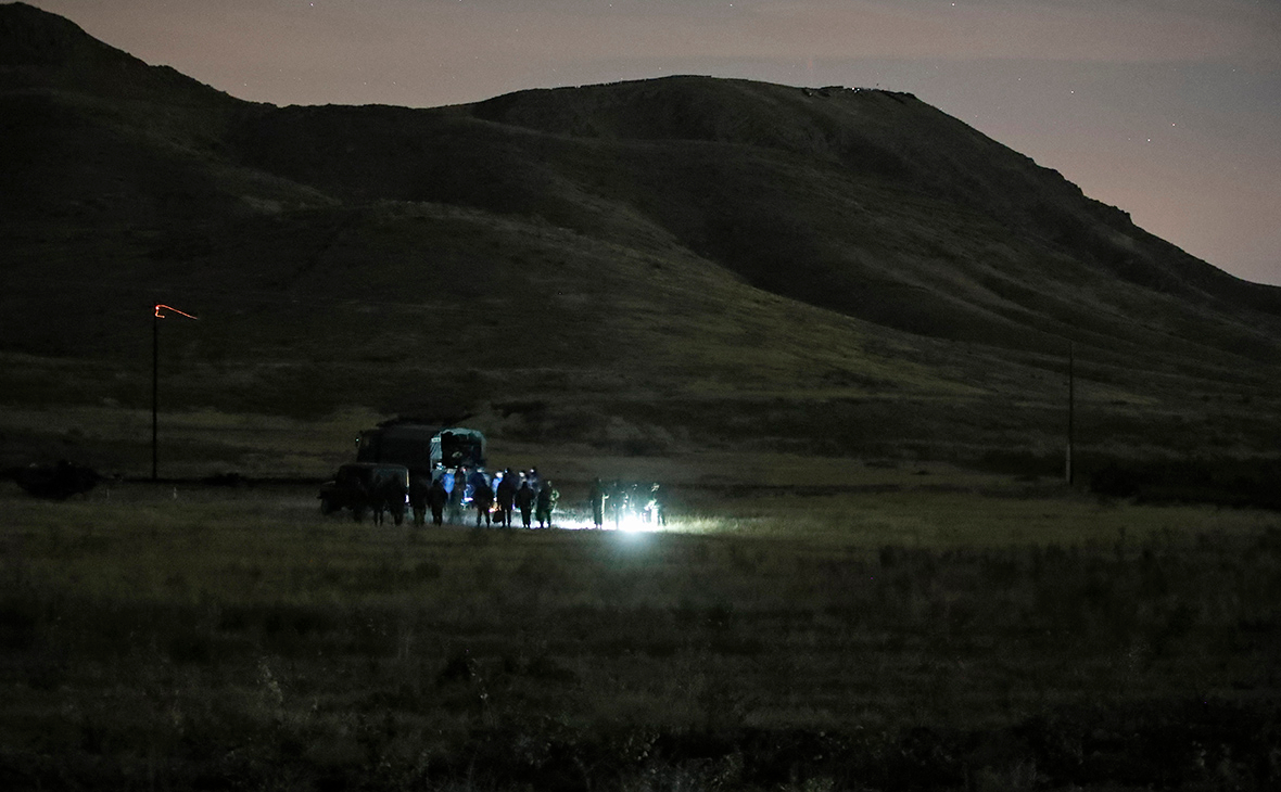 Армянские и российские солдаты обыскивают место падения вертолета