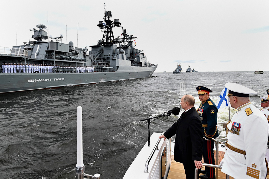 Президент Владимир Путин, министр обороны Сергей Шойгу и главнокомандующий Военно-морским флотом России адмирал Николай Евменов