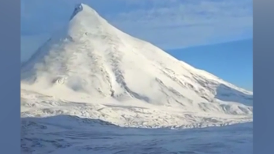 Трое туристов, пропавших на вулкане на Камчатке, вышли на связь