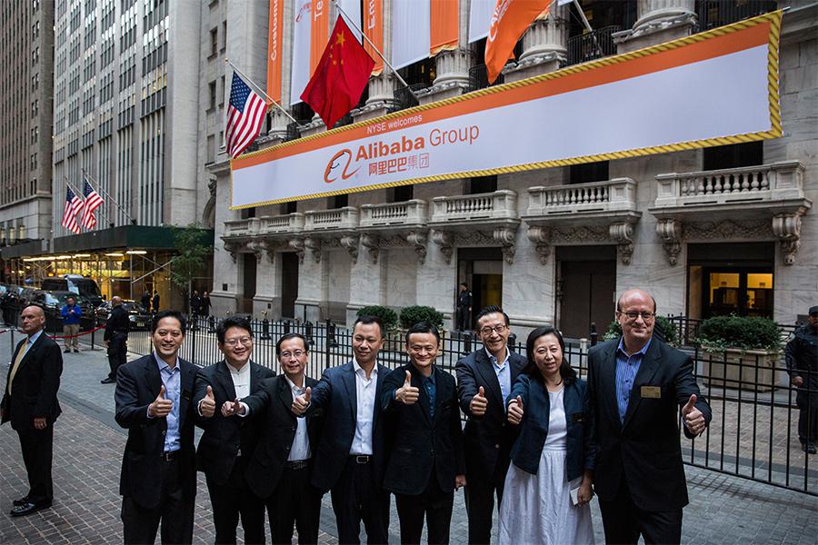 Джек Ма и другие руководители Alibaba возле здания&nbsp;Нью-Йоркской фондовой биржи перед IPO компании 19 сентября 2014 года
&nbsp;