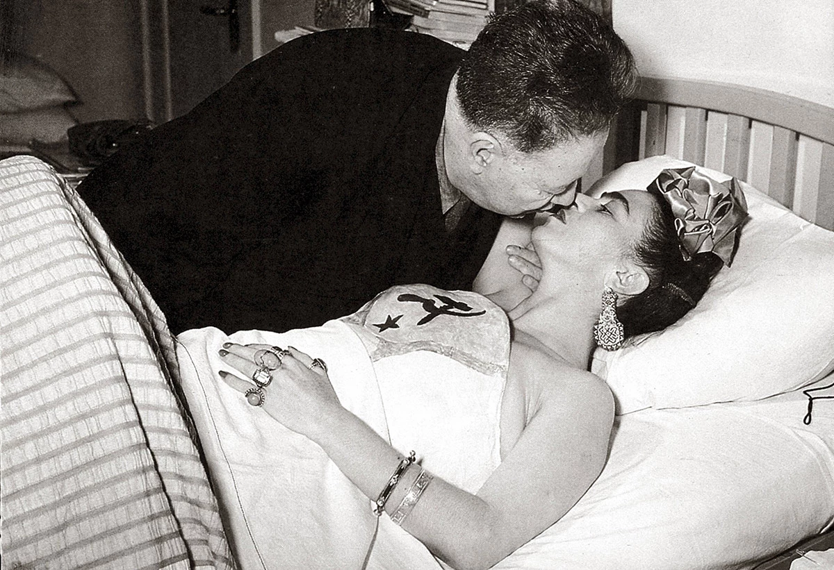 <p>Фрида Кало и Диего Ривера. Фото было сделано после развода художников в 1939 году и незадолго то того, как они вновь узаконили отношения в 1940 году</p>

<p></p>