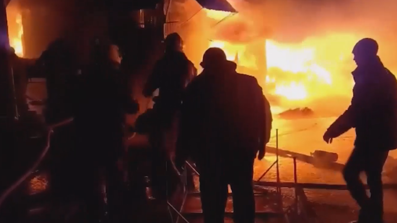 Площадь пожара на вещевом рынке в Ростове-на-Дону выросла до 3 тыс. кв. м