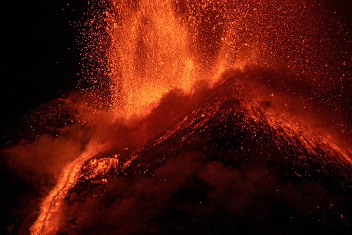 <p>Этна на Сицилии&nbsp;&mdash; высочайший и один из самых активных вулканов Европы. За последний месяц он извергался уже несколько раз</p>