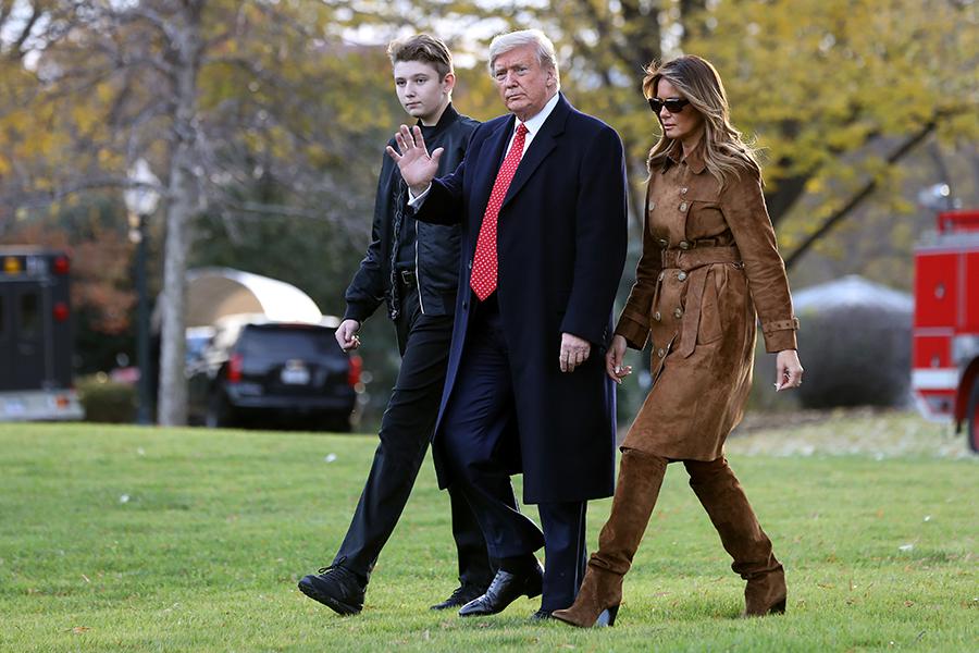 Дональд Трамп с женой Меланией&nbsp;Трамп и их сыном&nbsp;Бэрроном, 2019 год