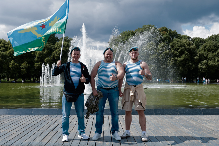 На фото: десантники вблизи фонтана, Москва.