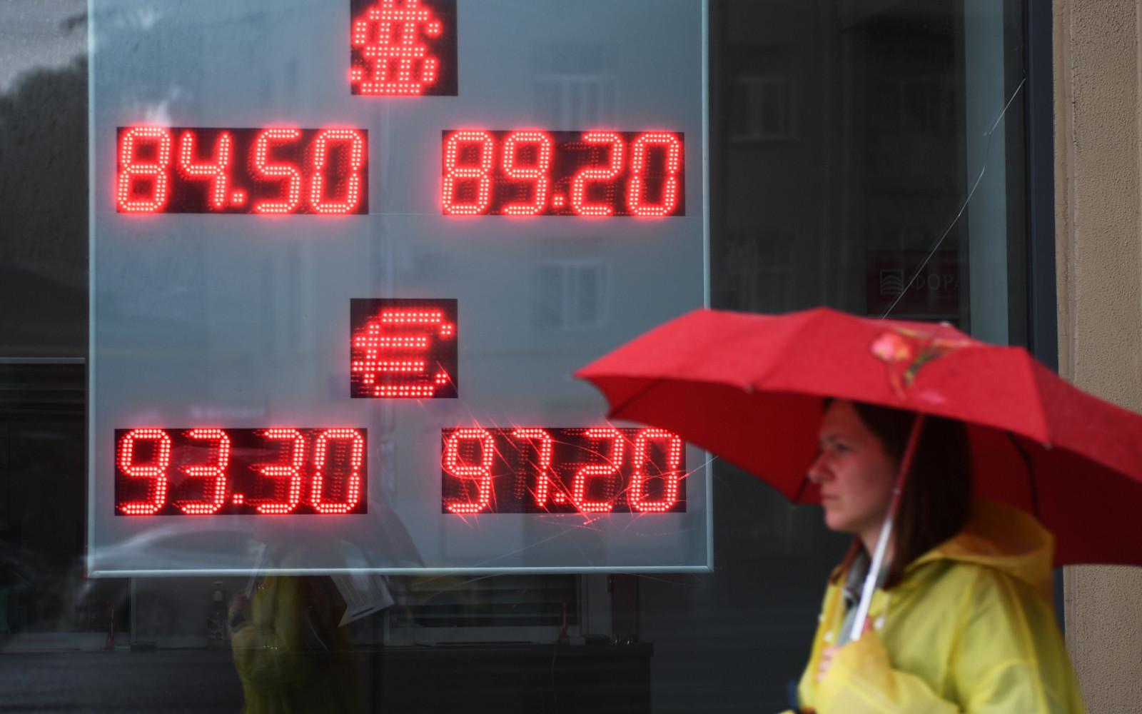 Фьючерс на доллар упал ниже&nbsp;82 рублей впервые с начала сентября