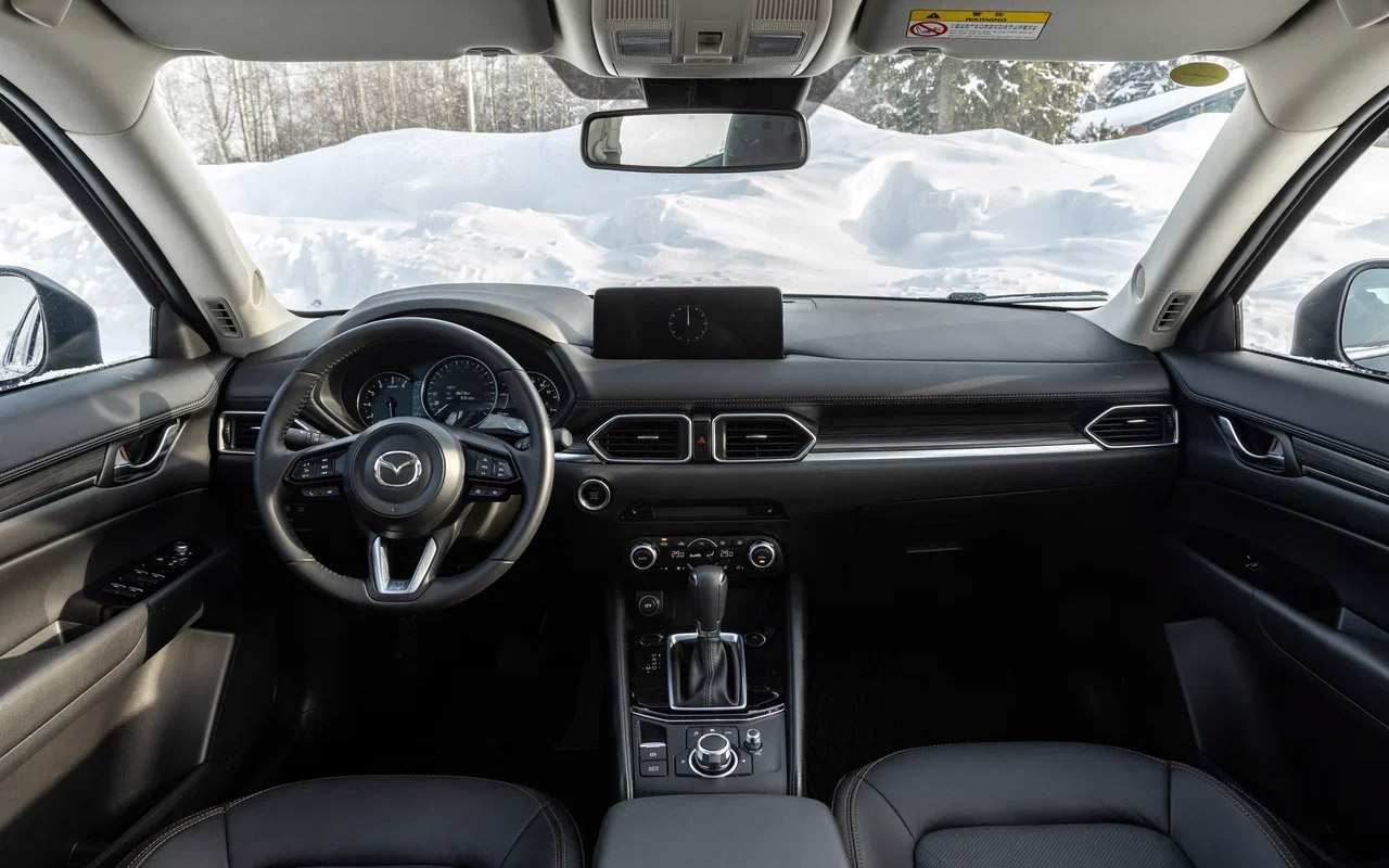 Интерьер Mazda CX-5 отделан кожей только в старших недешевых версиях. С тканевым салоном модель гораздо менее строга, но тоже нестареющая классика