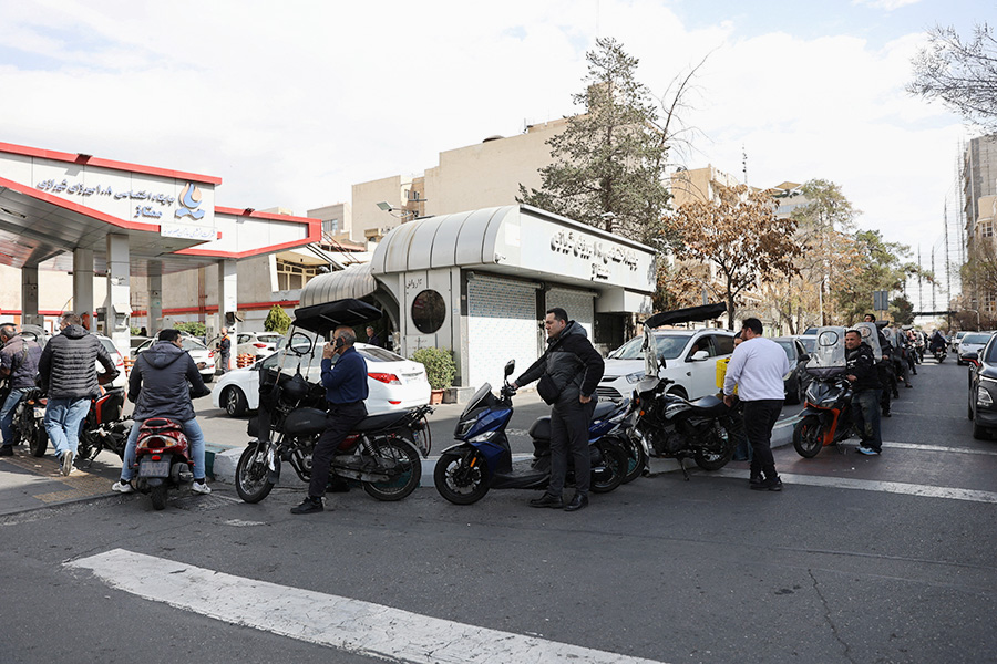 Израиль назвал свою операцию в Иране «Рычащий лев», США &mdash; «Эпическая ярость».  «Предстоящие дни операции «Рычащий лев» потребуют от всех нас терпения и стойкости. Мы будем стоять вместе, бороться вместе и вместе обеспечим вечность Израиля», &mdash; заявил премьер-министр Биньямин Нетаньяху.  Он поблагодарил Трампа за «историческое лидерство» и добавил, что нельзя позволить Тегерану вооружиться ядерным оружием, «которое позволило бы ему угрожать всему человечеству».   На фото: очередь на заправке в Тегеране после ударов Израиля и США.