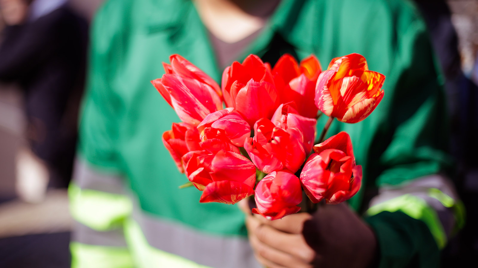 Узнайте, как мошенники могут обмануть в канун 8 Марта. Вот их схемы