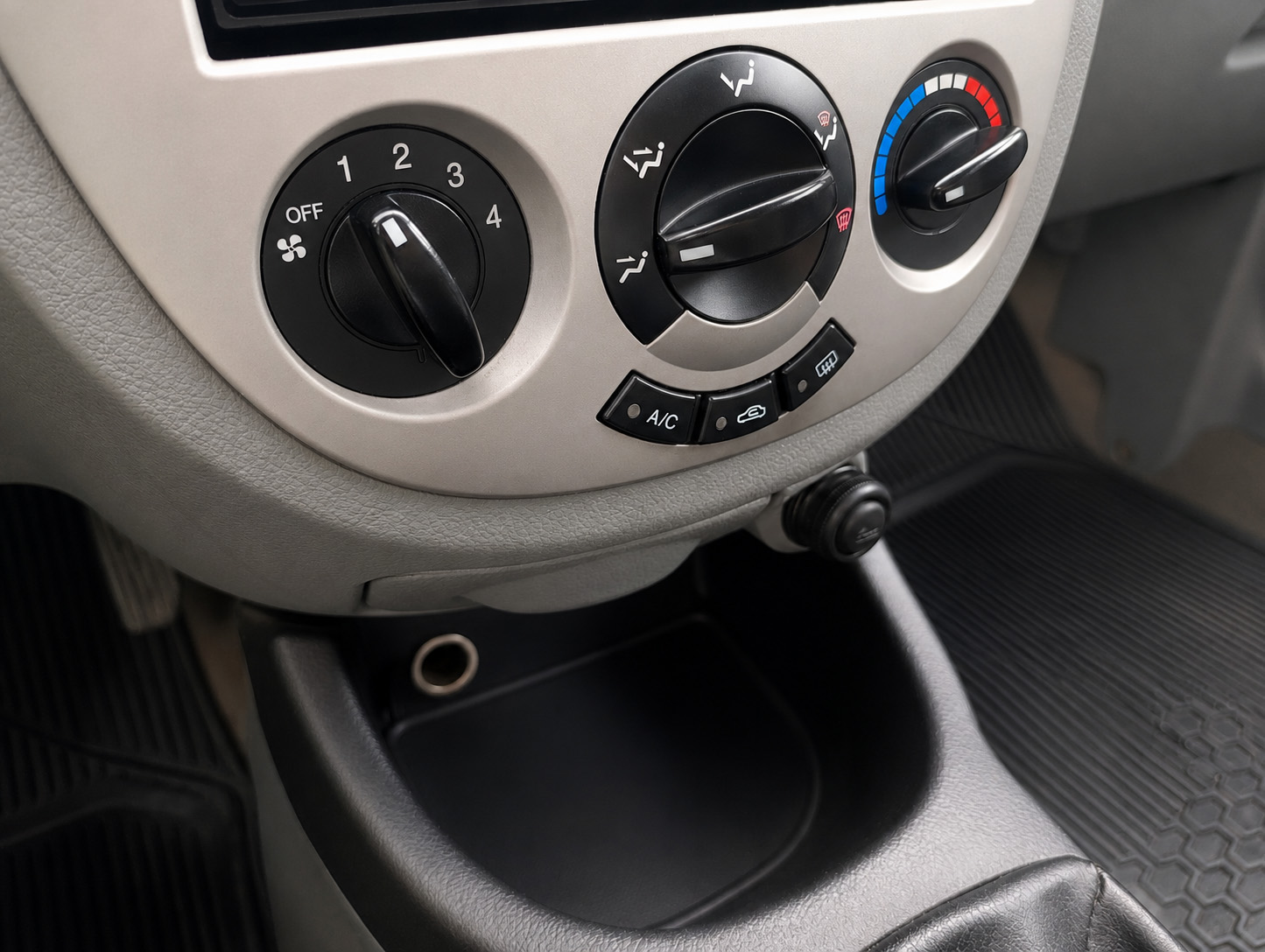 Управление &laquo;печкой&raquo; в Chevrolet Lacetti&nbsp;стандартное. В базовом исполнении у этой модели не было даже кондиционера, но в топе устанавливался&nbsp;однозонный&nbsp;&laquo;климат&raquo;. На этом экземпляре стоит&nbsp;классический кондиционер