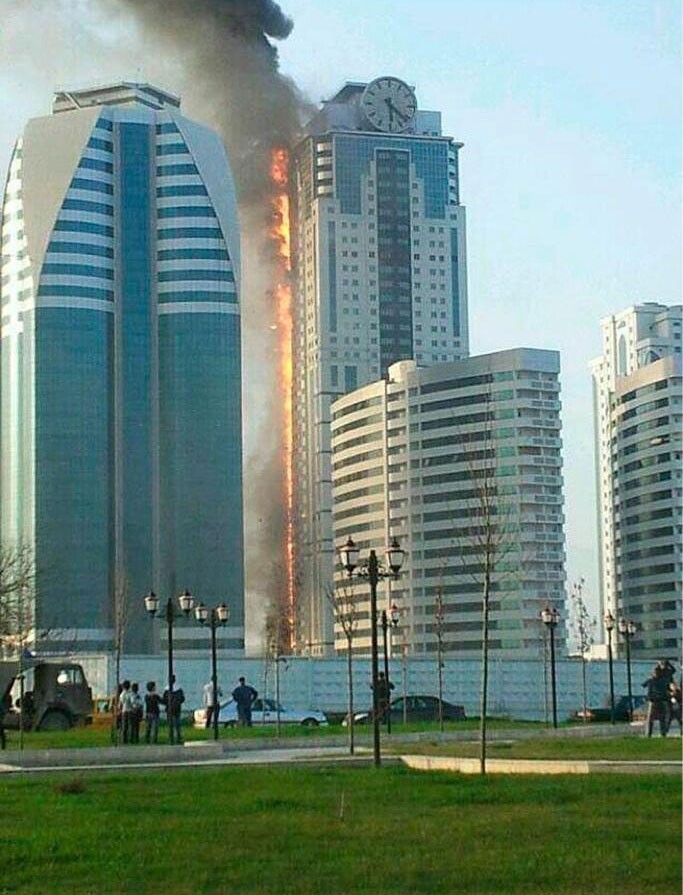 В Грозном горит самый высокий небоскреб в городе. Фото. Видео
