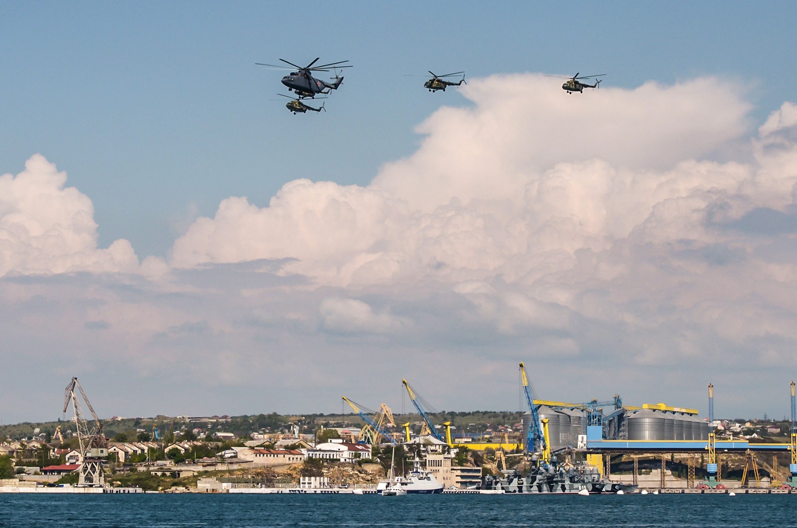 Воздушный парад откроют боевые вертолеты, которые пролетят над городом