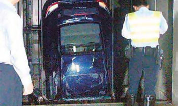 Porsche 911 застрял в лифте
