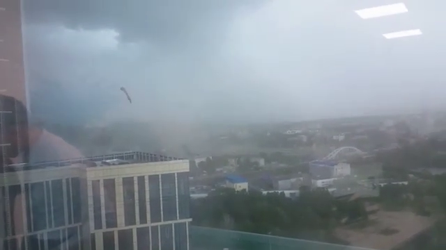 Появились фото и видео последствий урагана в Москве