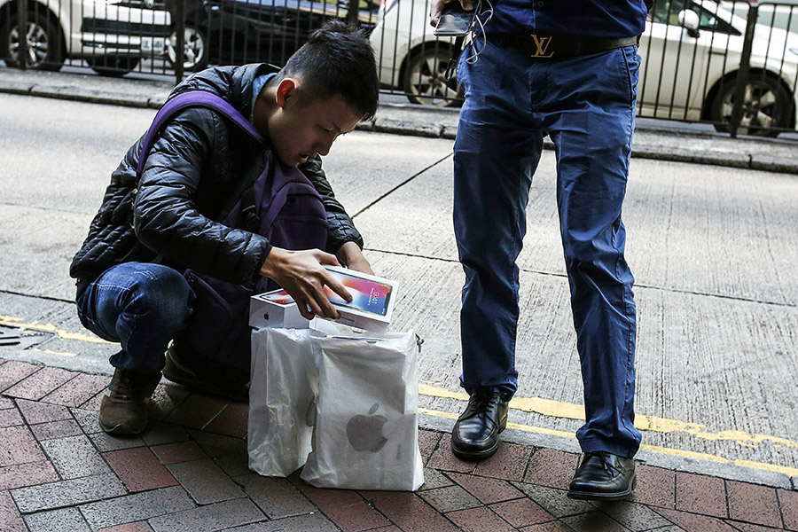 Один из первых покупателей iPhone X в Гонконге
