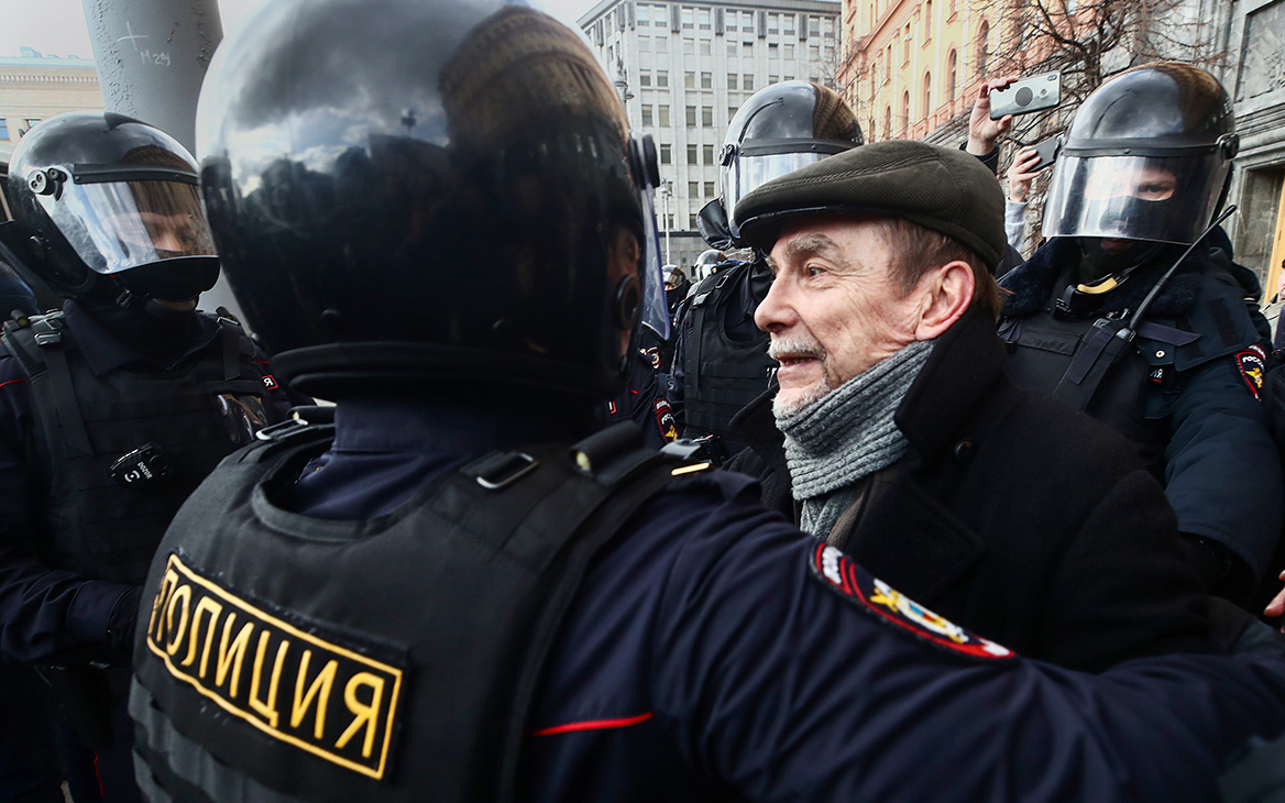 Удальцова и Пономарева задержали во время акции у здания ФСБ в Москве