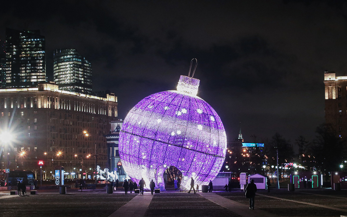 Власти Москвы рассказали об украшении города к новогодним праздникам