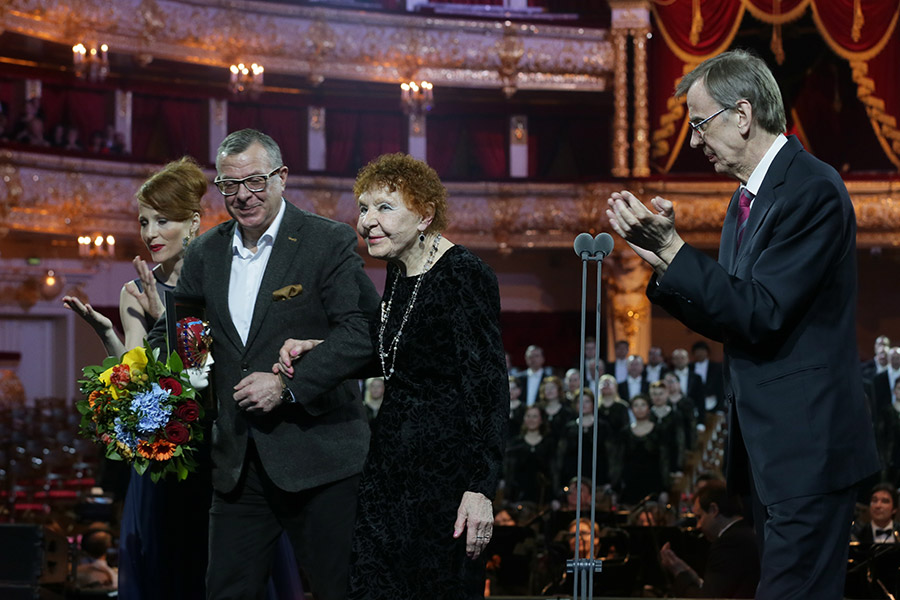 На фото: Церемония вручения премии &laquo;Золотая маска&raquo;, Нину&nbsp;Ургант&nbsp;награждают&nbsp;&laquo;За выдающийся вклад в развитие театрального искусства&raquo;,&nbsp;2014 год.

Нина Ургант умерла 3 декабря 2021 года в Санкт-Петербурге. Ей было 92 года.