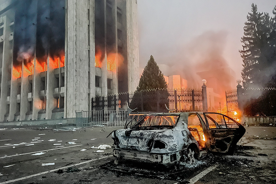 Утром 5 января толпа протестующих окружила здание акимата (местной администрации) Алма-Аты